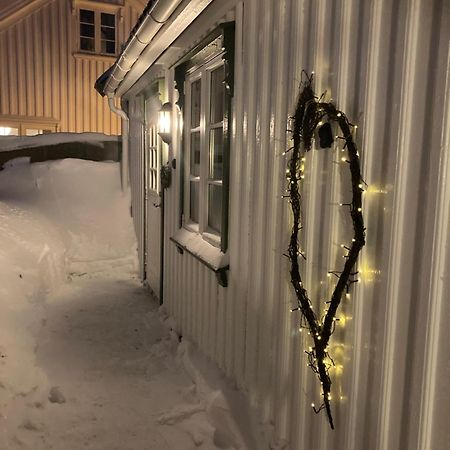 Idyllisk Lite Anneks Med Enestaende Uteplass Larvik Buitenkant foto
