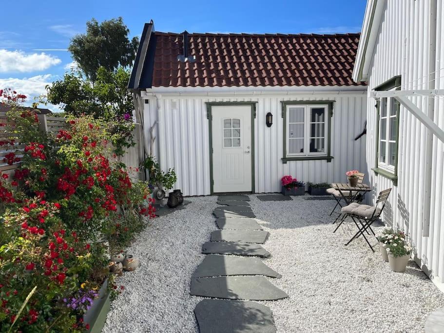 Idyllisk Lite Anneks Med Enestaende Uteplass Larvik Buitenkant foto