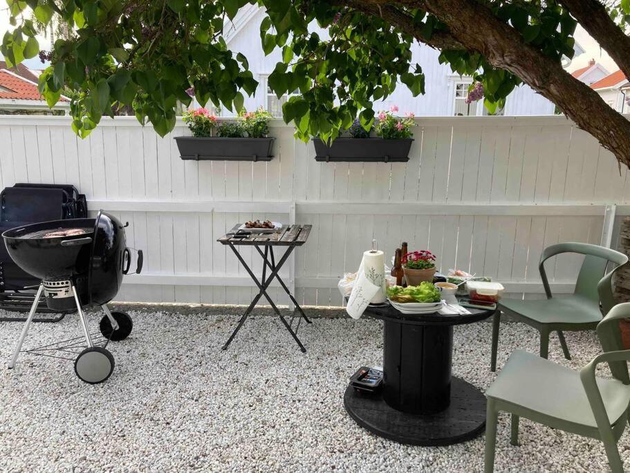 Idyllisk Lite Anneks Med Enestaende Uteplass Larvik Buitenkant foto