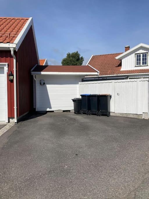 Idyllisk Lite Anneks Med Enestaende Uteplass Larvik Buitenkant foto
