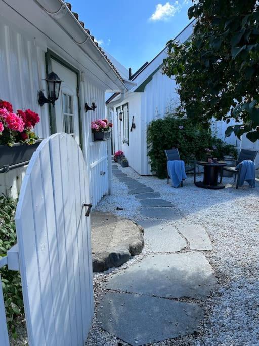 Idyllisk Lite Anneks Med Enestaende Uteplass Larvik Buitenkant foto