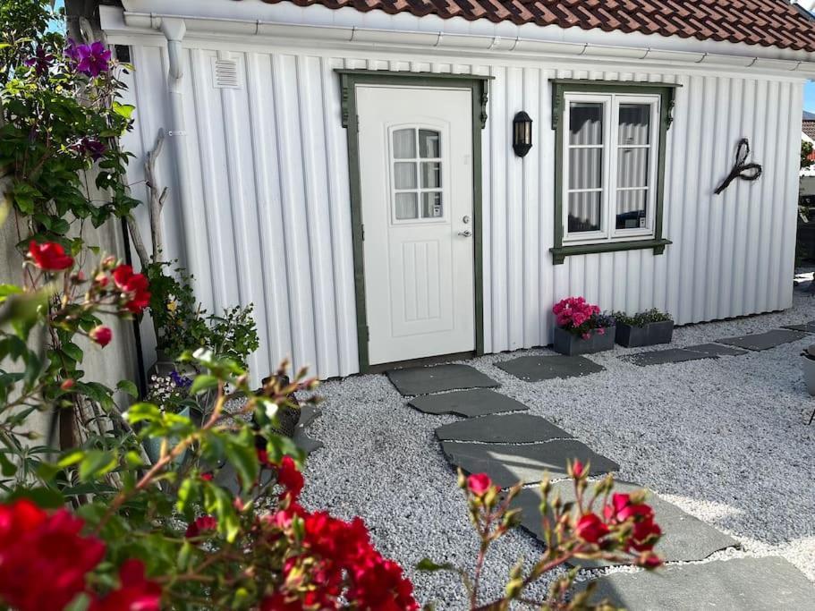 Idyllisk Lite Anneks Med Enestaende Uteplass Larvik Buitenkant foto