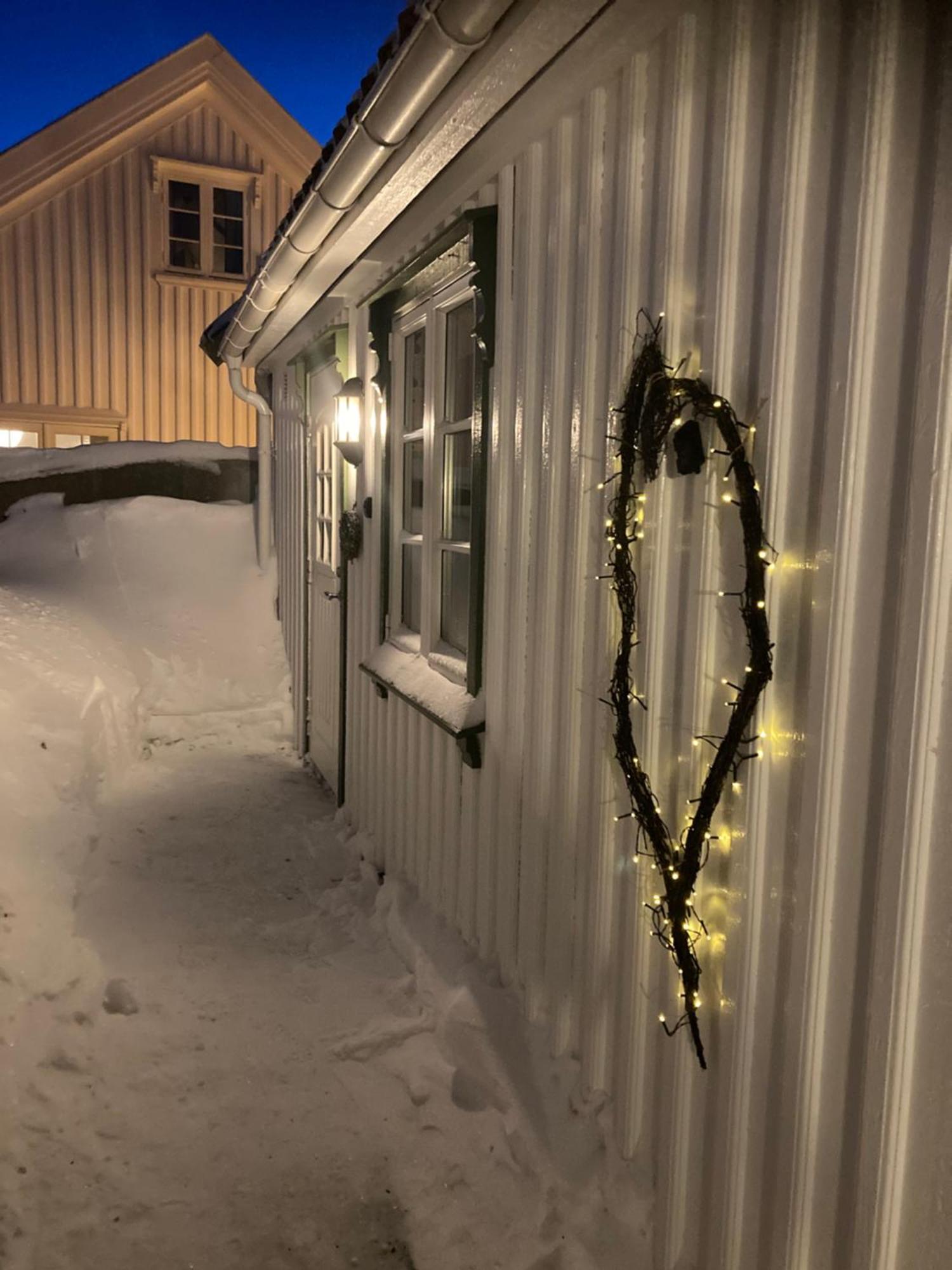 Idyllisk Lite Anneks Med Enestaende Uteplass Larvik Buitenkant foto