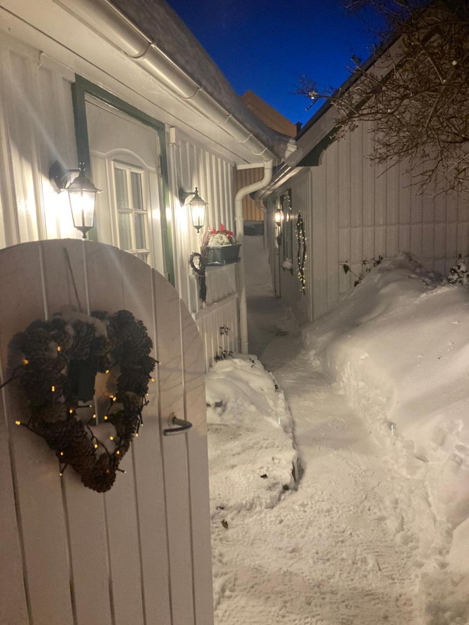 Idyllisk Lite Anneks Med Enestaende Uteplass Larvik Buitenkant foto